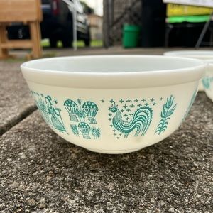 Set of 3 Pyrex bowls